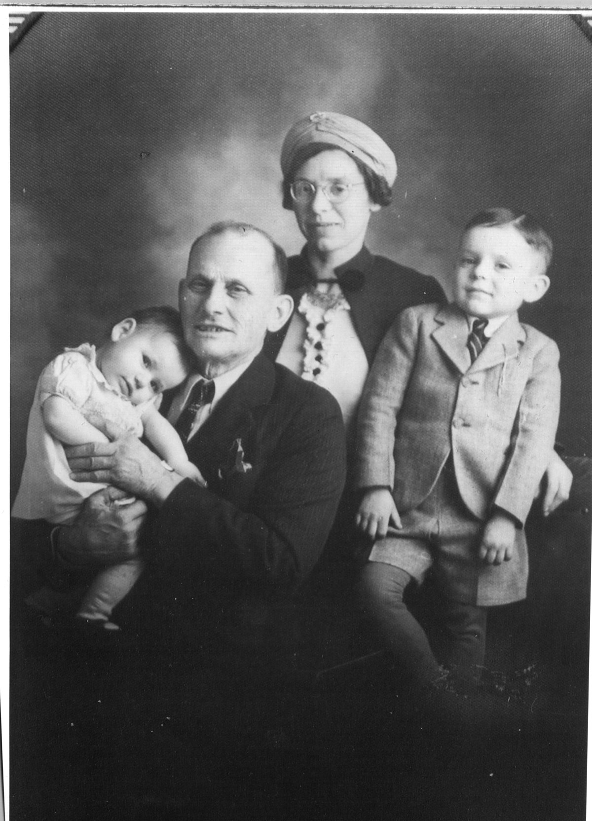 Orville and Winnifred Walker with two of their children, Walt and Wilma